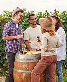 ... genießt danach gern auch noch ein Glas Wein aus der Region. ... genießt danach gern auch noch ein Glas Wein aus der Region.