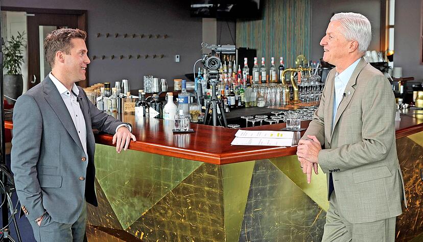 Am Freitag begrüßt Uwe Ralf Heer (rechts) den CDU-Fraktionsvorsitzenden Manuel Hagel zum Gespräch in der Skybar des Heilbronner Parkhotels.