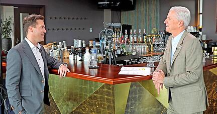 Am Freitag begrüßt Uwe Ralf Heer (rechts) den CDU-Fraktionsvorsitzenden Manuel Hagel zum Gespräch in der Skybar des Heilbronner Parkhotels. 
Foto: Ralf Seidel,