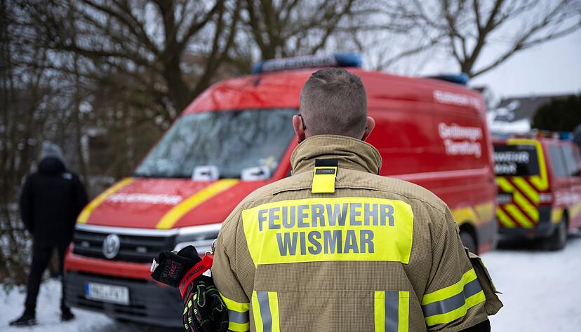 In Wismar ist eine Leiche aus einem Teich geborgen worden.