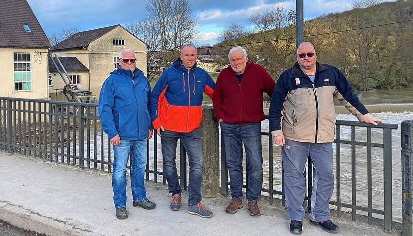 Rolf Pfeuffer, Markus Hannemann, Wolf-Dieter Buck und Marcus Götz auf der Jagstbrücke in Jagsthausen. Die Jagst führt derzeit genügend Wasser. Foto: Jürgen Kümmerle Rolf Pfeuffer, Markus Hannemann, Wolf-Dieter Buck und Marcus Götz auf der Jagstbrücke in Jagsthausen. Die Jagst führt derzeit genügend Wasser. Foto: Jürgen Kümmerle
