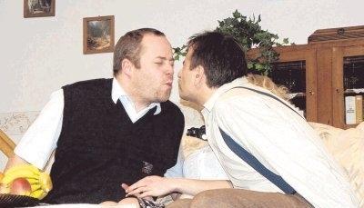 Als sogenanntes Dreamteam entschließen sich Schwager Paul (links) und Schwager Erwin in schwieriger Lage den Bruderschaftskuss auszutauschen.Foto: Edgar Herterich