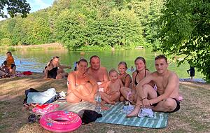 Entspannen im Schatten: Der Mühlbacher See besticht durch seine idyllische Lage in waldreicher Umgebung.