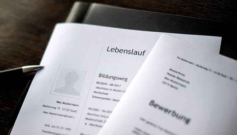 Netzwerkpflege, Bewerbungsunterlagen auf den neuesten Stand bringen: Kriselt es im Betrieb, sollten sich Beschäftigte auf einen Wechsel vorbereiten.