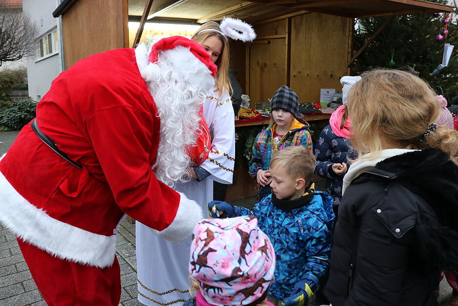 Am dritten Advent wird der Bereich hinter dem Bretzfelder Rathaus zum Weihnachtsmarkt.