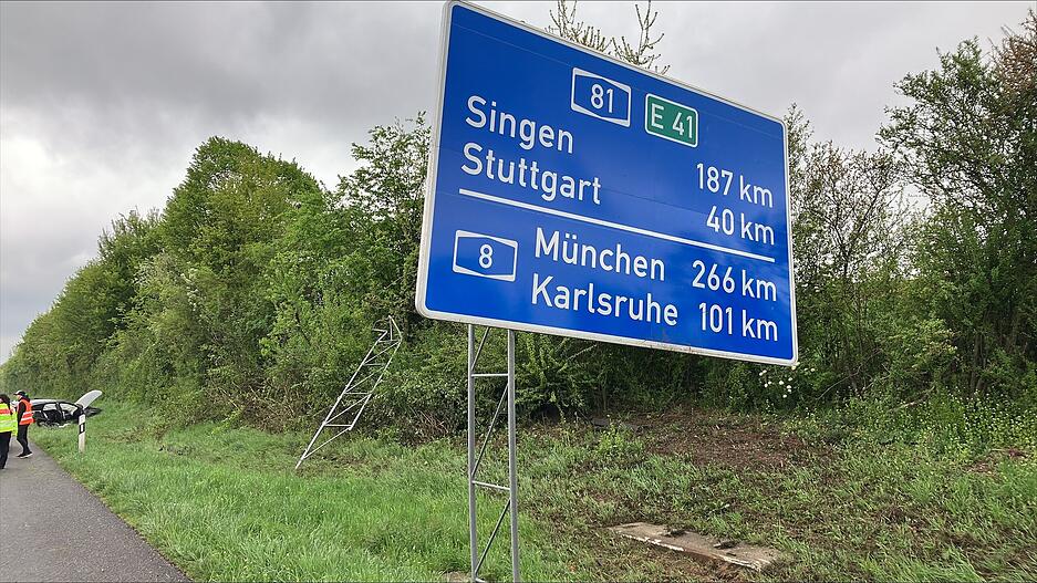 Auch diese Hinweistafel wurde beschädigt.