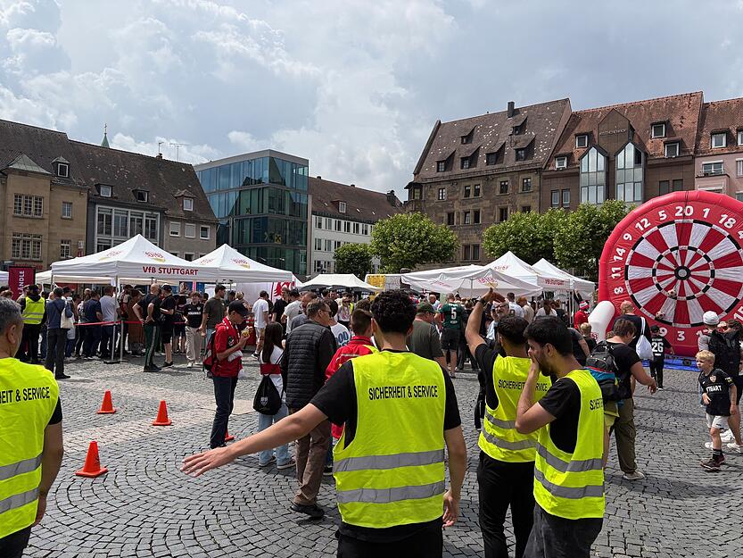 Wegen Unwetterwarnungen muss das VfB-Fan-Event unterbrochen werden. Sicherheitskräfte sorgen für einen reibungslosen Ablauf für die Besucher.