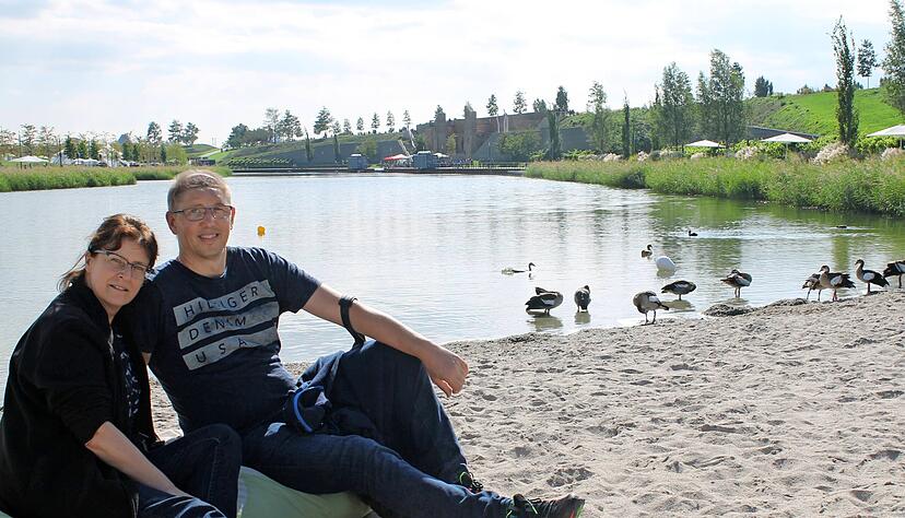 Ines und Heiko Winkler am Karlssee: Der 53-Jährige sagt, er sei fast schon ein bisschen frustriert, weil vieles auf dem Buga-Gelände wieder zurückgebaut wird. Für das Paar war die Bundesgartenschau eine Ruheoase. Ines und Heiko Winkler am Karlssee: Der 53-Jährige sagt, er sei fast schon ein bisschen frustriert, weil vieles auf dem Buga-Gelände wieder zurückgebaut wird. Für das Paar war die Bundesgartenschau eine Ruheoase.