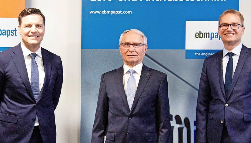 Stefan Brandl, der Vorsitzende der EBM-Papst-Gesch&auml;ftsf&uuml;hrung (v.l.), Gr&uuml;nder Gerhard Sturm und Gesellschafter Ralf Sturm bekommen den Preis "Entrepreneur des Jahres" verliehen.
Foto: EBM-Papst