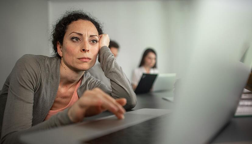 Mal wieder vom Job in frustriert? Dann kann ein Perspektivwechsel helfen, in der «Gestört GmbH» weiter klarzukommen. Mal wieder vom Job in frustriert? Dann kann ein Perspektivwechsel helfen, in der «Gestört GmbH» weiter klarzukommen.