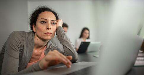 Mal wieder vom Job in frustriert? Dann kann ein Perspektivwechsel helfen, in der «Gestört GmbH» weiter klarzukommen. Mal wieder vom Job in frustriert? Dann kann ein Perspektivwechsel helfen, in der «Gestört GmbH» weiter klarzukommen.