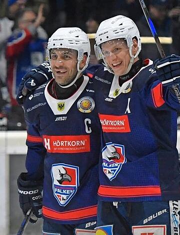 Um Frederik Cabana (von links) und Corey Mapes als Integrationsfiguren w&uuml;rden die neuen Falken-Macher am liebsten die Mannschaft f&uuml;r die Saison 2026/27 aufbauen.