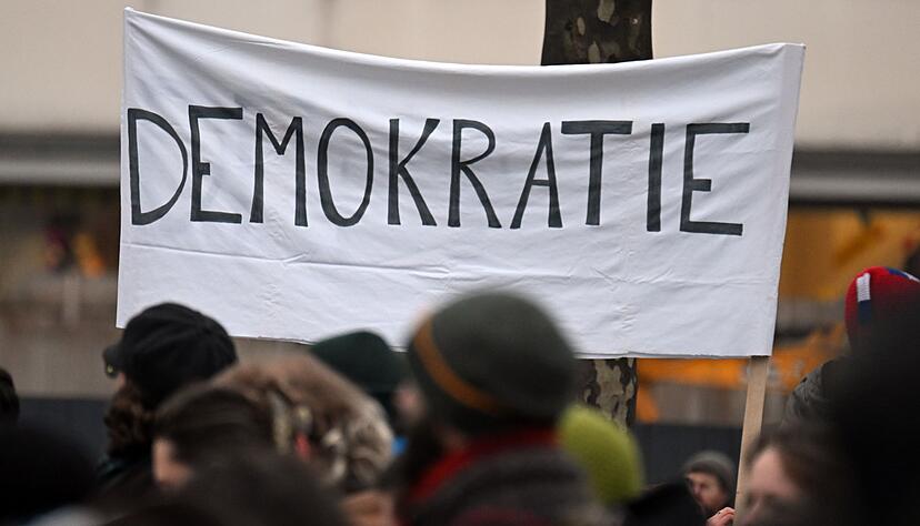 Laut einer Untersuchung unter 137 Staaten - Deutschland ist nicht darunter - ger&auml;t die Demokratie weltweit zunehmend unter Druck. (Archivbild)