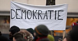 Laut einer Untersuchung unter 137 Staaten - Deutschland ist nicht darunter - ger&auml;t die Demokratie weltweit zunehmend unter Druck. (Archivbild)