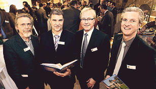 Uwe Ralf Heer, Tilmann Distelbarth, Detlef Piepenburg und Juergen Koch (von rechts) bl&auml;ttern im druckfrischen Buch.Fotos: Guido Sawatzki