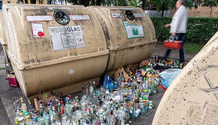 Die Bürger im Landkreis Heilbronn haben 2020 deutlich mehr weggeworfen als im Jahr davor. Das schlägt sich auch beim Glas nieder. Die Leiterin des Abfallwirtschaftsamts führt diese Entwicklung auf Covid 19 zurück.
Foto: Archiv/red Die Bürger im Landkreis Heilbronn haben 2020 deutlich mehr weggeworfen als im Jahr davor. Das schlägt sich auch beim Glas nieder. Die Leiterin des Abfallwirtschaftsamts führt diese Entwicklung auf Covid 19 zurück.
Foto: Archiv/red