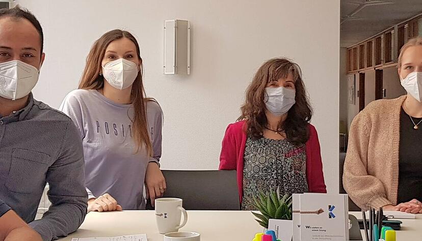 Lagebesprechung im Künzelsauer Rathaus (von links): Hausmeister Darren Gallini, Integrationsmanager Omar Alkhalaf, Übersetzerin Ilona Nies, Integrationsmanagerin Karina Vogel, Vivian Müller (Organisation Unterkünfte), Marion Hannig-Dümmler (Leiterin Integrationsteam) und Julia Knobel (Organisation Unterkünfte). Lagebesprechung im Künzelsauer Rathaus (von links): Hausmeister Darren Gallini, Integrationsmanager Omar Alkhalaf, Übersetzerin Ilona Nies, Integrationsmanagerin Karina Vogel, Vivian Müller (Organisation Unterkünfte), Marion Hannig-Dümmler (Leiterin Integrationsteam) und Julia Knobel (Organisation Unterkünfte).