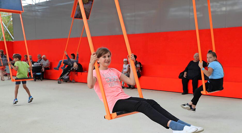 Art der Sitzgelegenheit: Schaukel
Standort(e): Forum Heilbronn direkt bei der Jugendherberge.
Anzahl: 10
mobil: nein
Besonderheit: Sanft schaukelnd (oder am Rand sitzend) einen neuen Blick auf Heilbronn werfen – auf den Monitoren der Schaukeln laufen Filme.