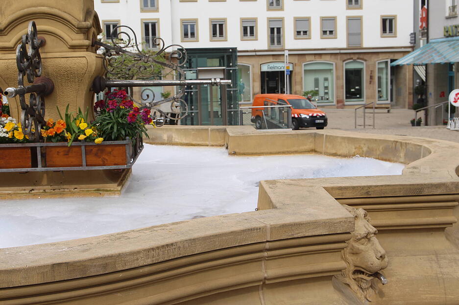 Neckarsulm

vermutlich in der Nacht auf den 1. Mai wurde Duschbad oder etwas ähliches in den Brunnen am Marktplatz in Neckarulm eingebracht, der Brunnen Schäumte kräftig als die Einsatzkräfte der Feuerwehr Neckarsulm mit dem Stichwort Gewässer