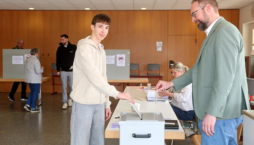 Erstwähler Ben Seidel (16) aus Bad Friedrichshall - Kochendorf bei seiner Stimmabgabe für die Landtagswahl Baden Württemberg im Wahllokal der Grundschule Hagenbach. Erstwähler Ben Seidel (16) aus Bad Friedrichshall - Kochendorf bei seiner Stimmabgabe für die Landtagswahl Baden Württemberg im Wahllokal der Grundschule Hagenbach.