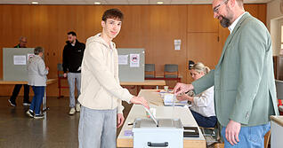 Erstw&auml;hler Ben Seidel (16) aus Bad Friedrichshall - Kochendorf bei seiner Stimmabgabe f&uuml;r die Landtagswahl Baden W&uuml;rttemberg im Wahllokal der Grundschule Hagenbach.