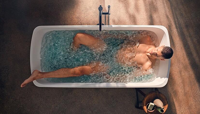 Werbe-Kampagne f&uuml;r einen Sponsor seines Clubs: Der Unterl&auml;nder Sportler des Jahres 2024, Sebastian Heymann, im coolen Eisbad.