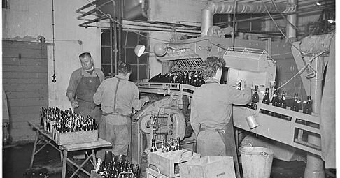 Brauereimitarbeiter an der Abfüllanlage der Rosenaubrauerei in Heilbronn 1958. Brauereimitarbeiter an der Abfüllanlage der Rosenaubrauerei in Heilbronn 1958.