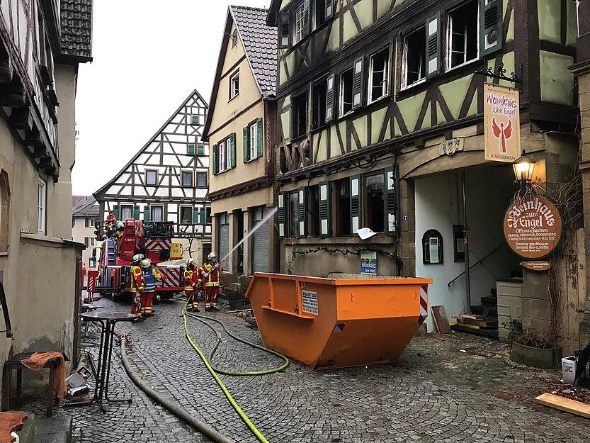 Statiker besprechen derzeit das weitere Vorgehen. Im Gespräch ist es, das abgebrannte Fachwerkhaus notdürftig mit einer Plane abzudecken.