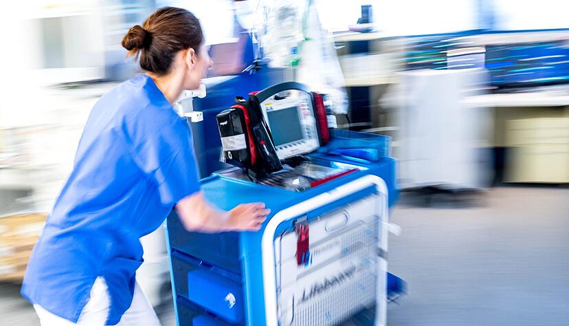 Die Krankenhausreform und ein möglicher Bündnisfall: Die Planungen für diese beiden Szenarien passen nicht zusammen, mahnen Experten. Betten, die im Zuge der Reform in Friedenszeiten abgebaut werden sollen, würden im Verteidigungsfall dringend benötigt.