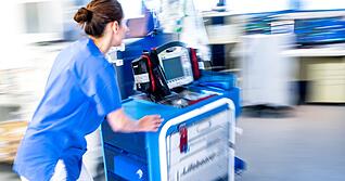 Die Krankenhausreform und ein möglicher Bündnisfall: Die Planungen für diese beiden Szenarien passen nicht zusammen, mahnen Experten. Betten, die im Zuge der Reform in Friedenszeiten abgebaut werden sollen, würden im Verteidigungsfall dringend benötigt.