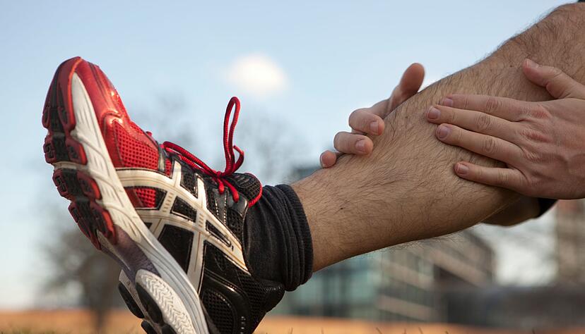 Aua, Wadenkrampf! Vorsichtiges Massieren und Dehnen kann dann erste Linderung bringen.