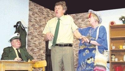 Die Esoterikerin (Inge Neubauer) und die beiden Dorfpolizisten (Frank Götzinger und Wolfgang Apfelbach).Foto: Agentur Kochertal