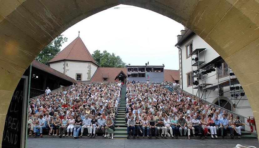 Volle Ränge bei den Burgfestspielen Jagsthausen. In diesem Jahr wird im Innenhof der Götzenburg kein Theater gespielt. Foto: Archiv/HSt Volle Ränge bei den Burgfestspielen Jagsthausen. In diesem Jahr wird im Innenhof der Götzenburg kein Theater gespielt. Foto: Archiv/HSt