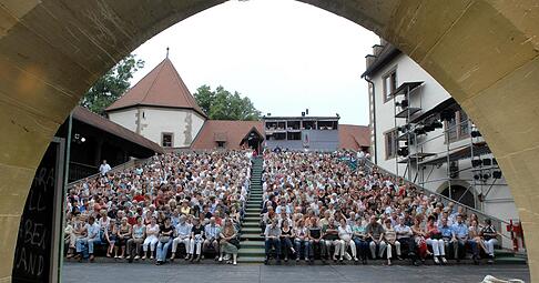 Voller Hof bei den Burgfestspielen Jagsthausen: Im kommenden Jahr steht die 75. Spielzeit auf dem Programm.