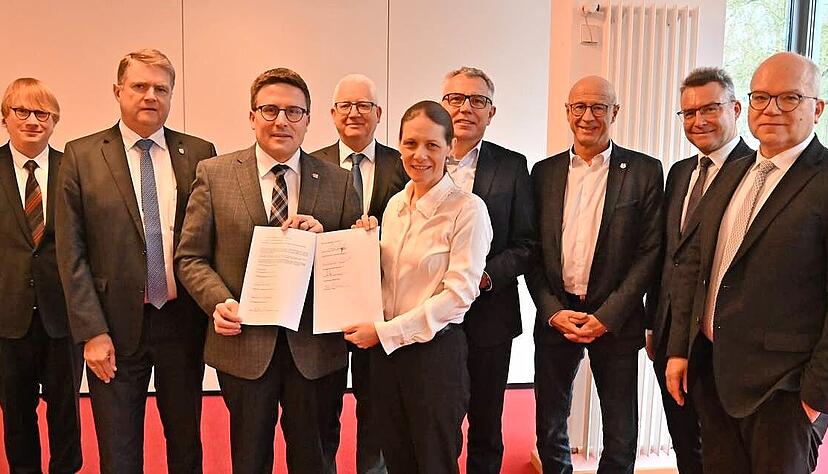 Die sieben Gesellschafter mit Notarin Natascha Both und Gründungsgeschäftsführer Tobias Wurm (links) präsentieren den unterzeichneten GmbH-Vertrag.
Foto: privat Die sieben Gesellschafter mit Notarin Natascha Both und Gründungsgeschäftsführer Tobias Wurm (links) präsentieren den unterzeichneten GmbH-Vertrag.
Foto: privat