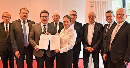 Die sieben Gesellschafter mit Notarin Natascha Both und Gründungsgeschäftsführer Tobias Wurm (links) präsentieren den unterzeichneten GmbH-Vertrag.
Foto: privat Die sieben Gesellschafter mit Notarin Natascha Both und Gründungsgeschäftsführer Tobias Wurm (links) präsentieren den unterzeichneten GmbH-Vertrag.
Foto: privat