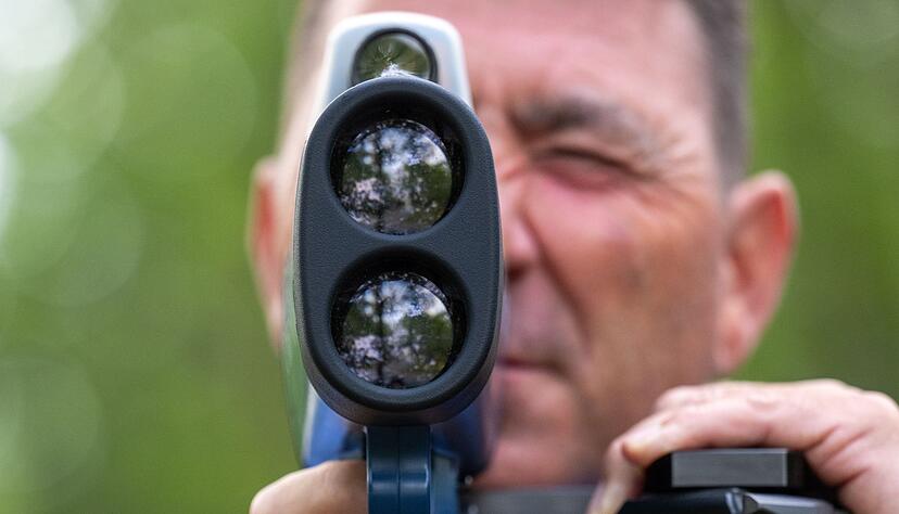 Bei Kontrollen vor Schulen und Kitas sind etliche Tempos&uuml;nder erwischt worden. (Symbolbild)