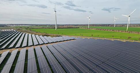 Windr&auml;der direkt neben Solaranlagen - es geht aufw&auml;rts bei der installierten Leistung der Erneuerbaren. (Archivbild)