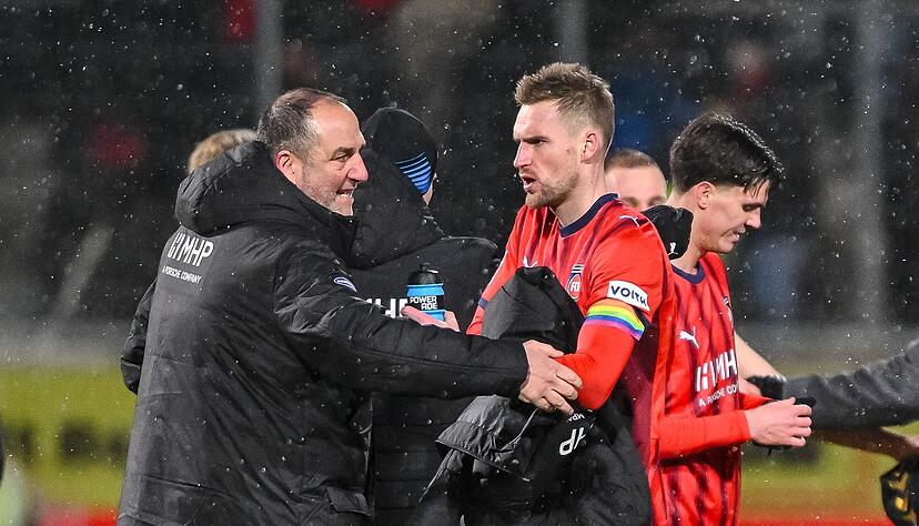 Hat sich das Vertrauen von Trainer Frank Schmidt (l) erarbeitet: Patrick Mainka.