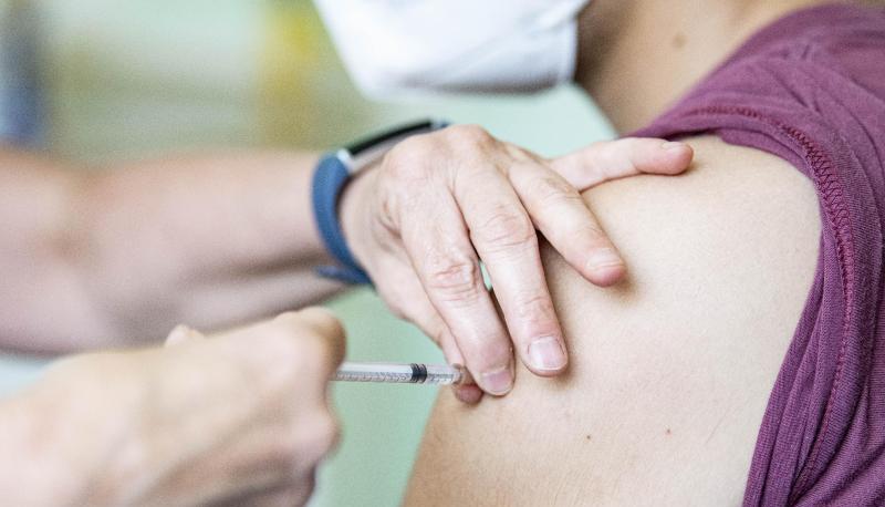 Es mehren sich die Forderungen an die St&auml;ndige Impfkommission (Stiko), ihre Haltung zur Corona-Impfung von Jugendlichen zu &uuml;berdenken.