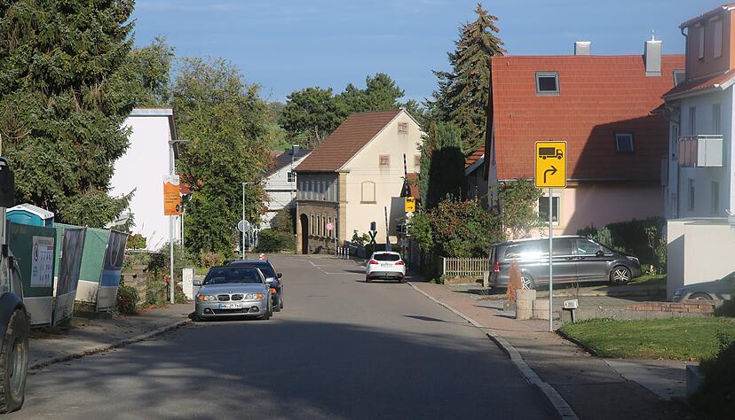 Schilder am Ortseingang aus Richtung Stebbach weisen den Weg ins Industriegebiet. Doch viele Lkw-Fahrer folgen offenbar dem Navi und fahren geradeaus.