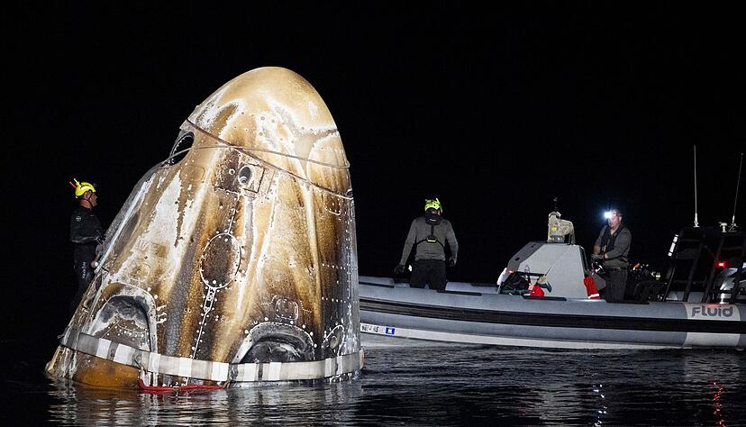Die im Meer vor Florida gelandete "Dragon-Kapsel" wird geborgen. Die im Meer vor Florida gelandete "Dragon-Kapsel" wird geborgen.