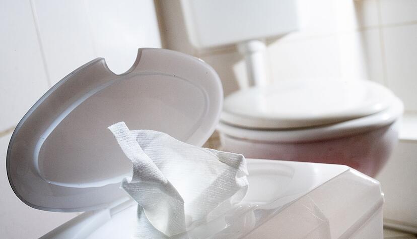 Feuchttücher gehören nicht in die Toilette. Sie können die Kanalisation verstopfen.