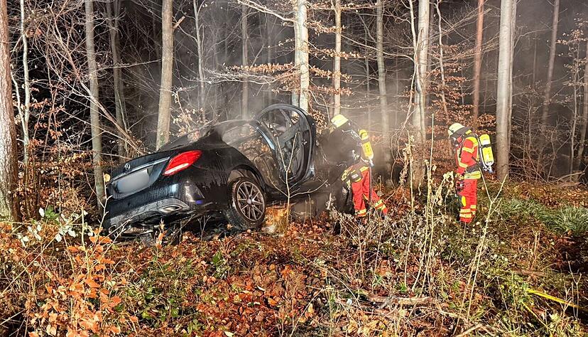 Ein Auto ist nach Unfall bei Löwenstein ausgebrannt. Ein Auto ist nach Unfall bei Löwenstein ausgebrannt.