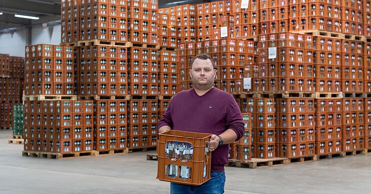 Noch reicht die Kohlensäure bei der Gemminger Wüteria Mineralquellen GmbH. Manuel Völkel, Gesellschafter und Assistent der Geschäftsführung, beobachtet die jüngste Entwicklung aber mit Sorge.