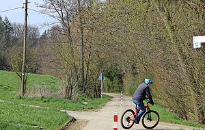 Das rechte Bild zeigt die Stelle, wo die alte Trasse vom Radweg wieder zur Bahnstrecke würde. Das rechte Bild zeigt die Stelle, wo die alte Trasse vom Radweg wieder zur Bahnstrecke würde.