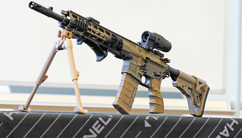 Das Sturmgewehr des Modells CR223 bei einer Pr&auml;sentation von Haenel im Jahr 2021.