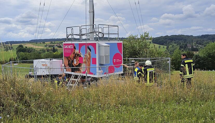 Ein Funkmast in W&uuml;stenrot-Oberheimbach hat einen technischen Defekt. Die Feuerwehr ist vor Ort und hat den Notaus bet&auml;tigt.