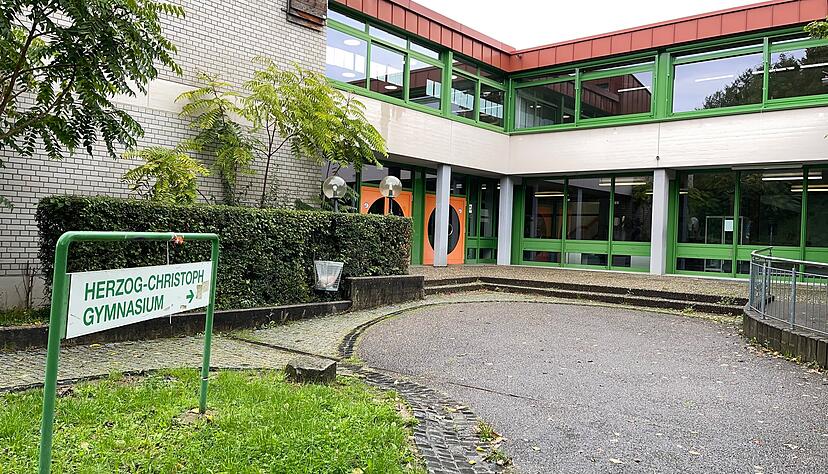 Der Eingang zum Herzog-Christoph-Gymnasium steht nach Abschluss der Sanierung wieder offen.