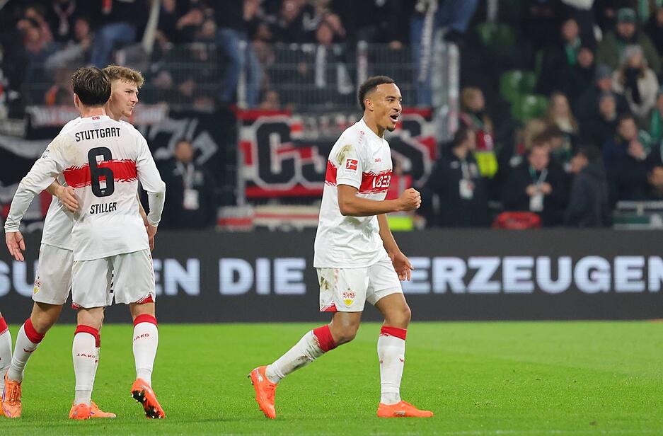 Jamie Leweling: Aktiv &uuml;ber die linke Seite und suchte immer wieder das Dribbling. Flanke zum 1:0 durch El Khannouss perfekt reingebracht. In der 43. Minute einfach nur WOW! Was f&uuml;r ein Leweling-Strahl aus 30 Metern. Lie&szlig; auch in Halbzeit zwei nicht nach und bereitet sogar noch das 3:0 vor. Note: 1,5